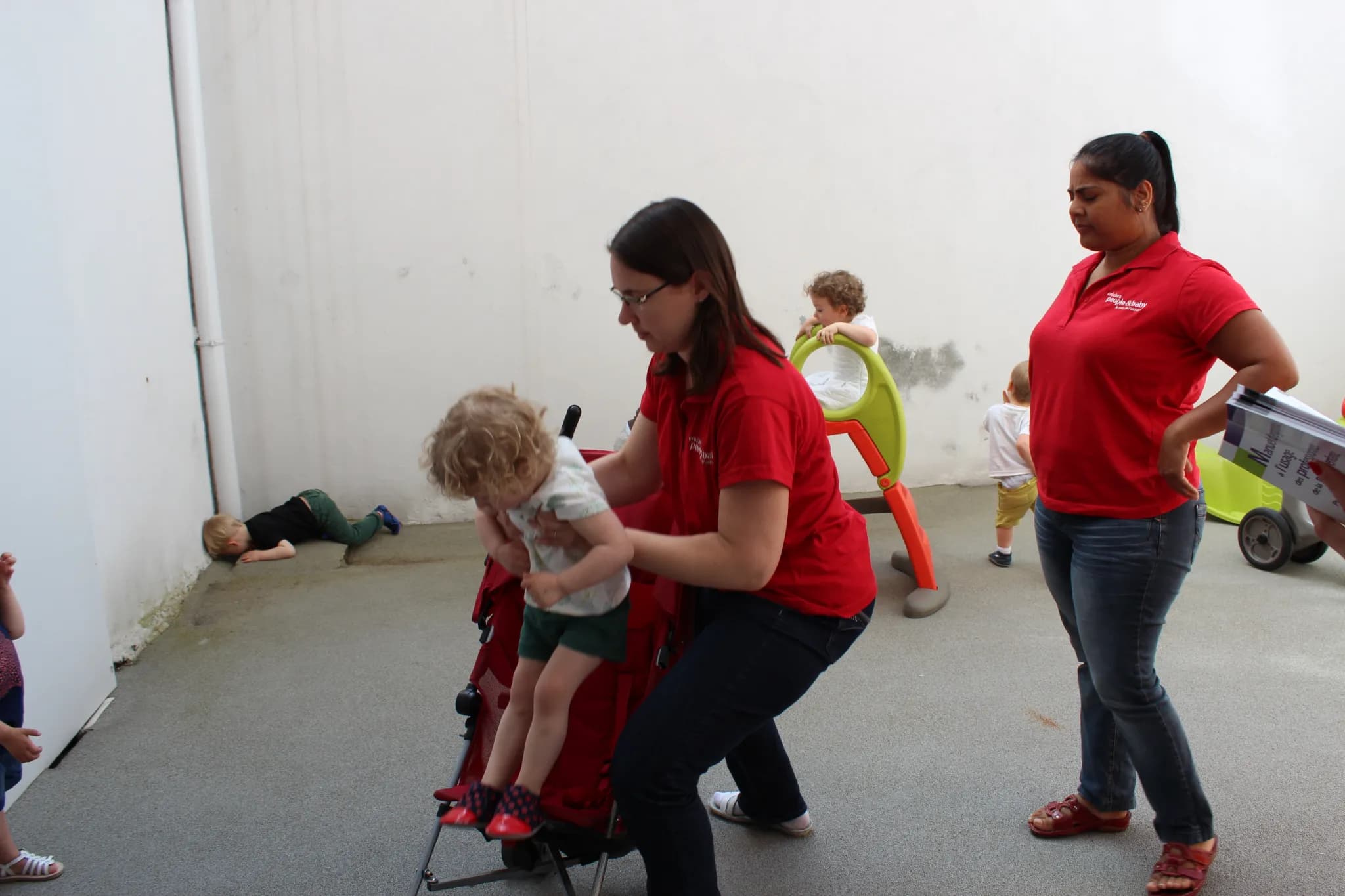 formation-formateur-gestes-postures Enfants jouant dans un espace extérieur